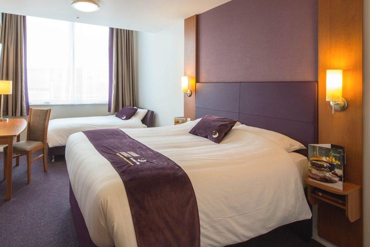 Premier Inn Manchester Airport Runger Lane North Hale  Zewnętrze zdjęcie