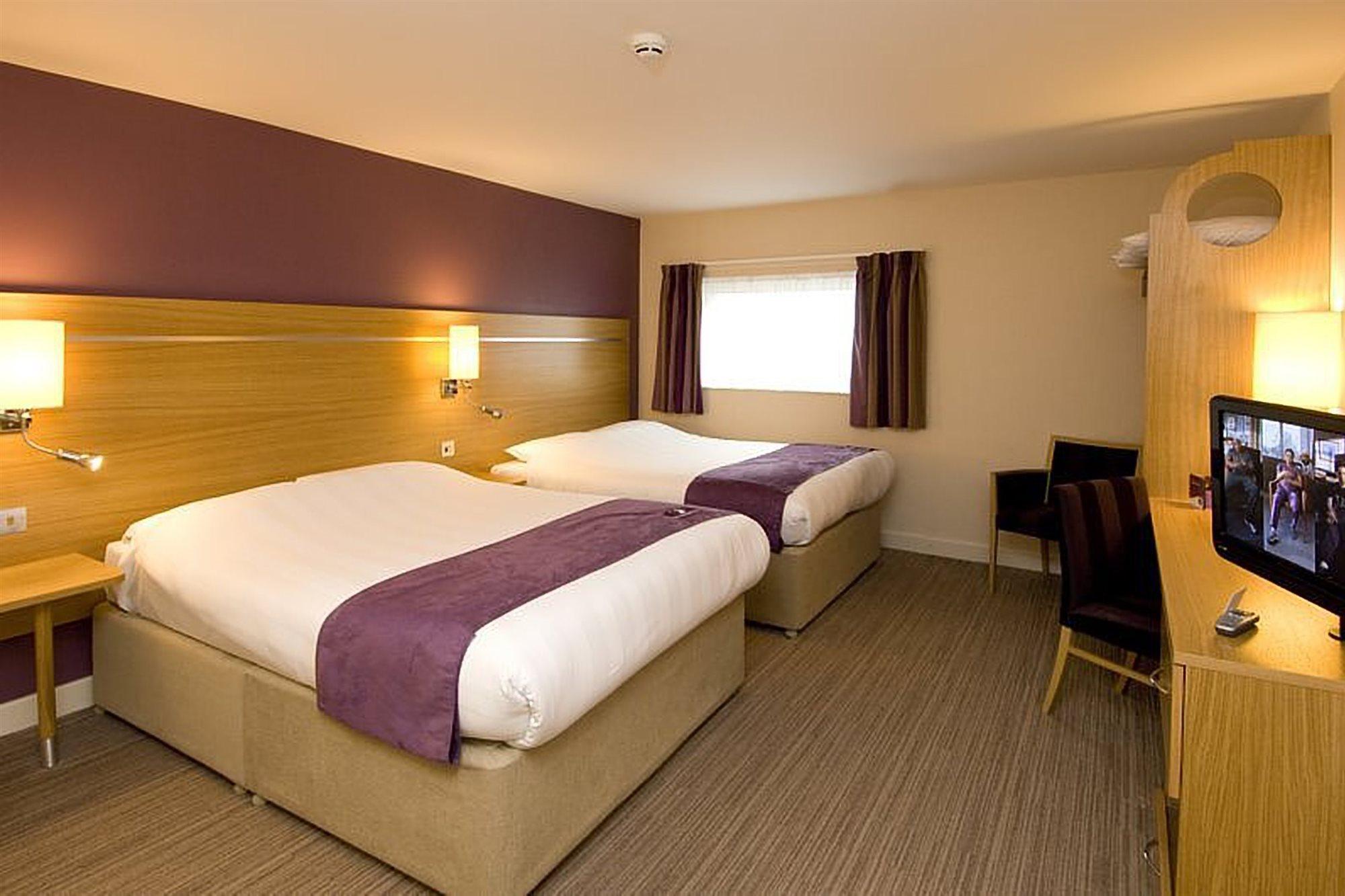 Premier Inn Manchester Airport Runger Lane North Hale  Zewnętrze zdjęcie